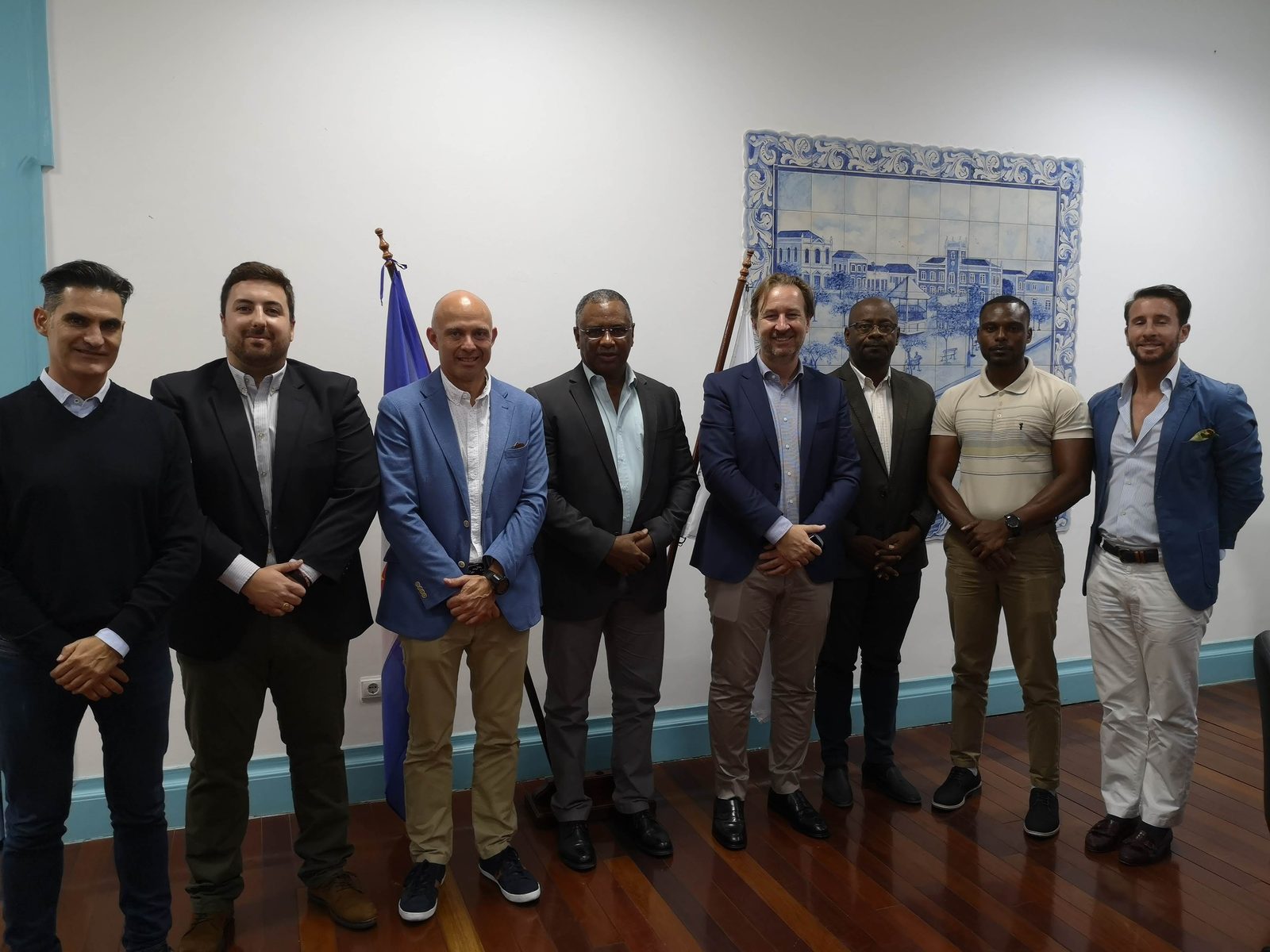 Delegaci&oacute;n de AvalonBiz recibida por autoridades caboverdianas en una sala institucional de Praia