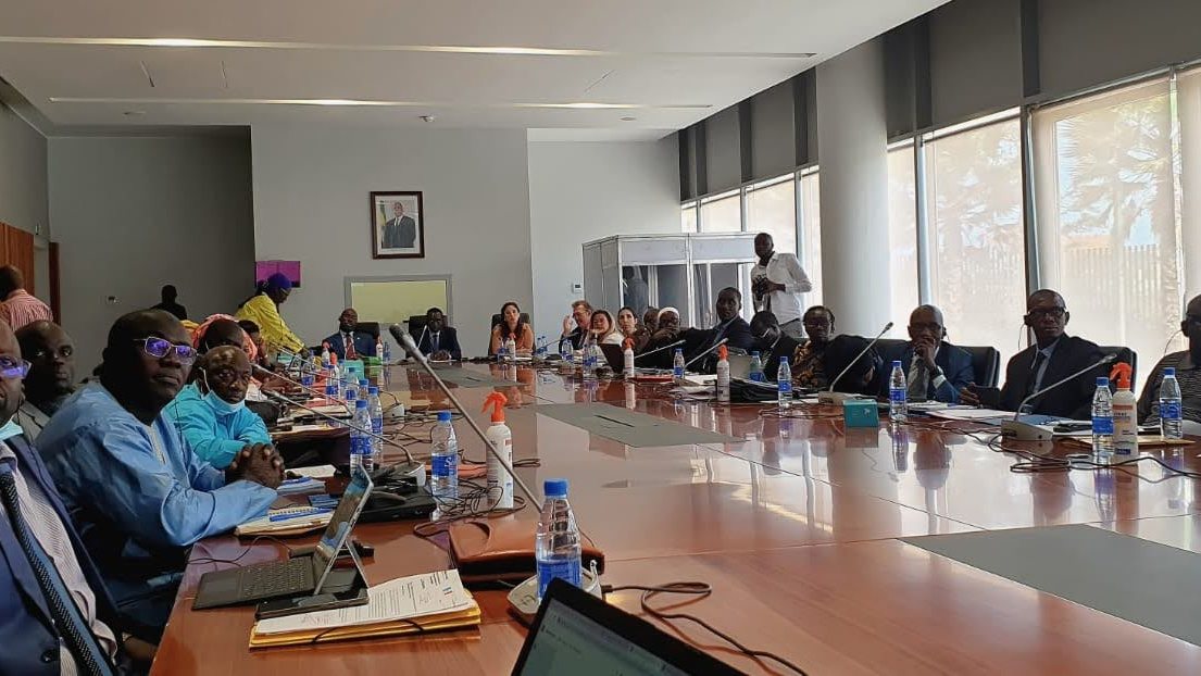 Reuni&oacute;n de trabajo en una sala institucional de Dakar, con una veintena de participantes en torno a la mesa