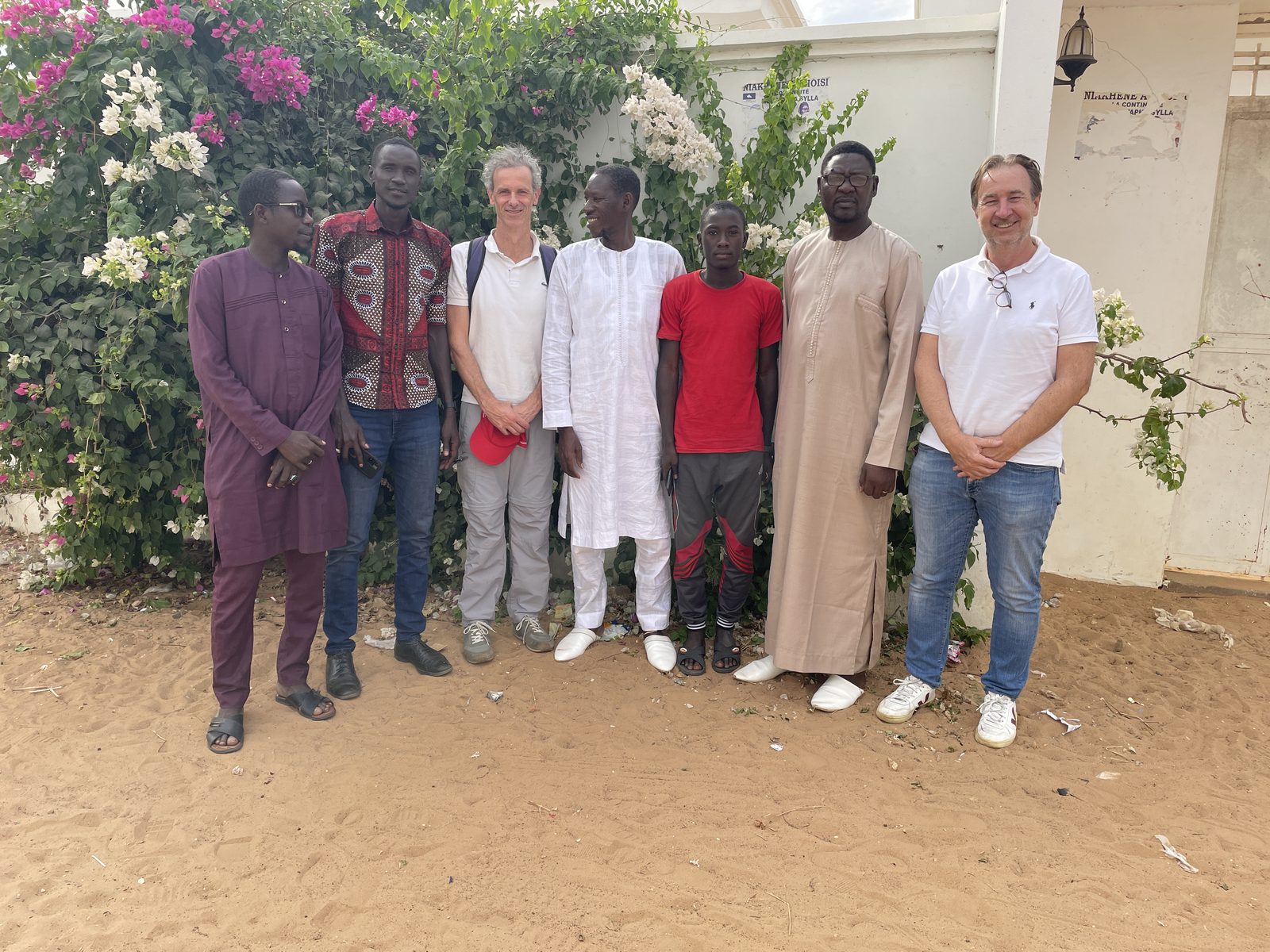 Equipo de AvalonBiz junto a representantes locales al t&eacute;rmino de la misi&oacute;n de campo en la Commune de Niakhene