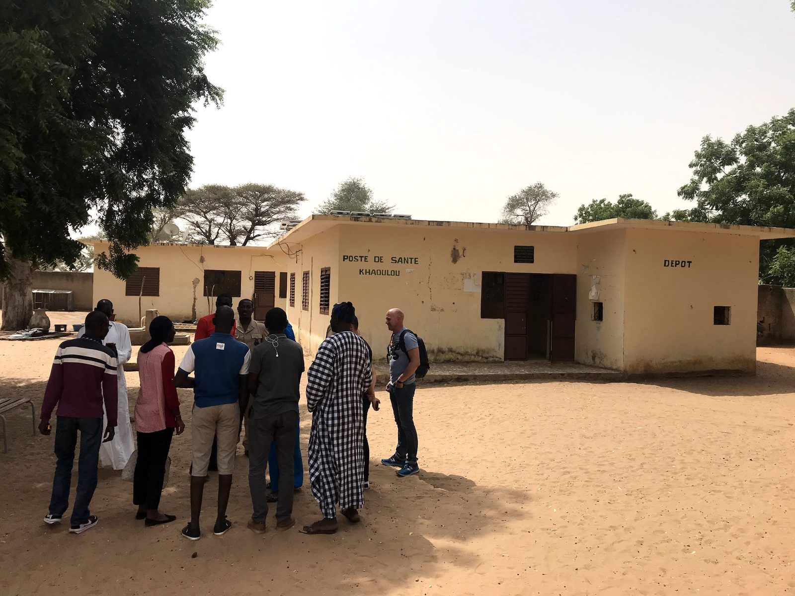 Equipo de AvalonBiz y t&eacute;cnicos locales frente al puesto de salud de Khaoulou, en la Commune de Niakhene